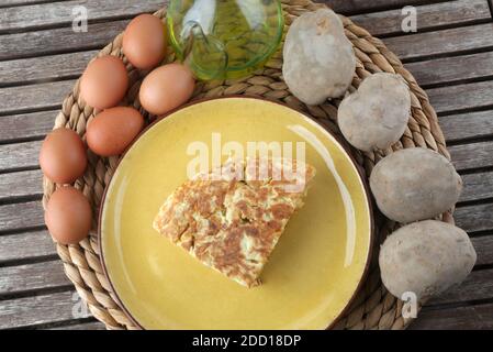 spanisches Omelett mit Eiern Olivenöl und Kartoffeln Stockfoto
