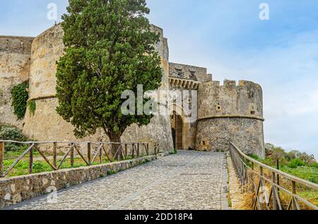 Fassade und Eingang zum mittelalterlichen Schloss von milazzo in sizilien am tyrrhenischen Meer. Italien. Stockfoto