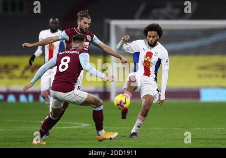 Jairo Riedewald (rechts) von Crystal Palace kämpft beim Premier League-Spiel in Turf Moor, Burnley, gegen Jay Rodriguez und Josh Brownhill. Stockfoto