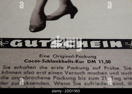 Viersen, Deutschland - 9. Mai 2020: Nahaufnahme der deutschen Zeitschriftenseite mit dem Wort Gutschein aus den sechziger Jahren Stockfoto