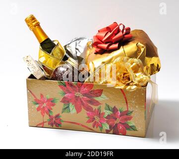 weihnachts-Box mit Essen isoliert auf weißem Hintergrund Stockfoto