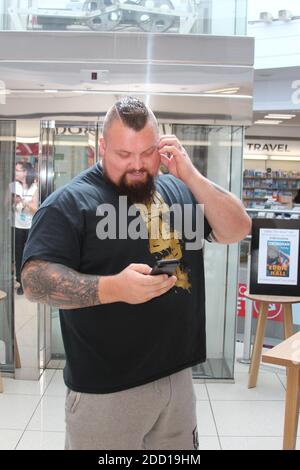 Eddie Hall die starken Männer, WH Smith Chester. Unterzeichnung copes seines Buches Eddie das Tier Halle Kredit : Mike Clarke / Alamy Stock Photos Stockfoto