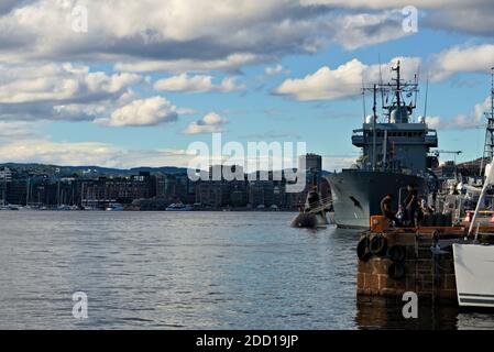 Oslo, Norwegen - 29. August 2020: Festfahrenden Kriegsschiffen und U-Boot. Stockfoto