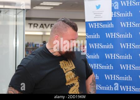 Eddie Hall die starken Männer, WH Smith Chester. Unterzeichnung copes seines Buches Eddie das Tier Halle Kredit : Mike Clarke / Alamy Stock Photos Stockfoto