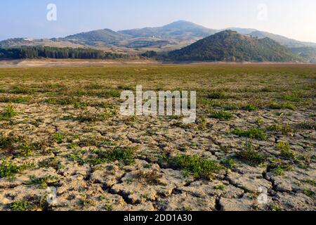 Guardialfiera Lake, Molise, Italien: Trockener See Stockfoto