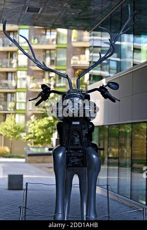 Oslo, Norwegen - 29. August 2020: Abstrakte Skulptur, Hirsch gemischt mit einem klassischen Motorrad in einem städtischen Gebiet. Stockfoto
