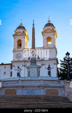 Leere Spanische Treppe ('Scalinata di Trinità dei Monti') am Morgen - klarer blauer Himmel - Rom, Italien Stockfoto