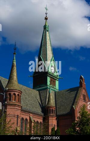 Oslo, Sagene, Norwegen - 29. Aug 2020: Sagene kirke Stadtkirche in Oslo mit blauem Himmel an einem Sommertag. Stockfoto