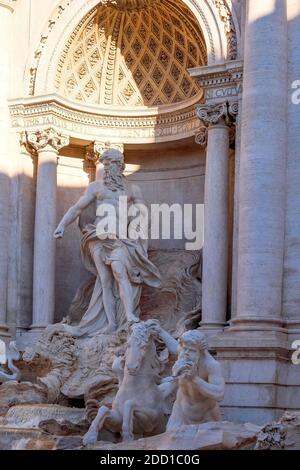 Nahaufnahme Details des berühmten barocken Brunnens ohne Menschen - Fontana di Trevi am Morgen - schönes Licht - Rom, Italien Stockfoto