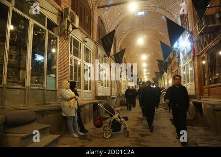 TABRIZ, IRAN - SEPTEMBER 30: Iranische Menschen gehen am 30. September 2017 im Iran auf dem Großen Basar von Tabriz. Stockfoto