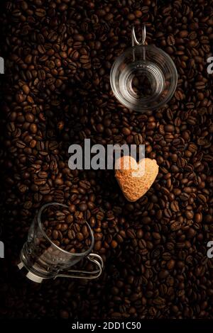 Zwei Kaffeetassen Und Herzförmiger Keks Auf Der Oberseite Des Kaffees Bohnen Stockfoto