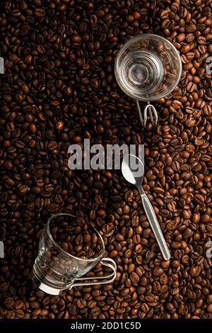 Zwei Kaffeetassen Und Löffel Auf Der Oberseite Der Kaffeebohnen Stockfoto