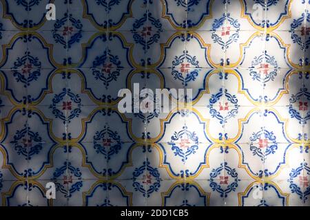 Wiederholtes Muster der traditionellen portugiesischen Azulejo Fliesen - blau, gelb und weiß Stockfoto