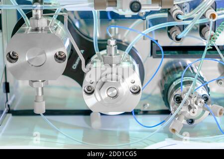 Binäre Pumpe im HPLC-System. Hochleistungs-Flüssigchromatographie im Labor für analytische Chemie. Stockfoto
