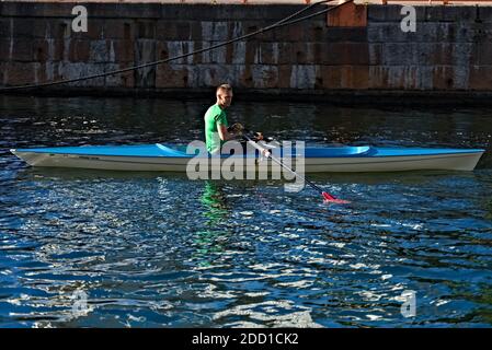 Oslo, Norwegen - 29. August 2020: Mann rudert ein Boot für Fitness im Hafen von Oslo. Stockfoto