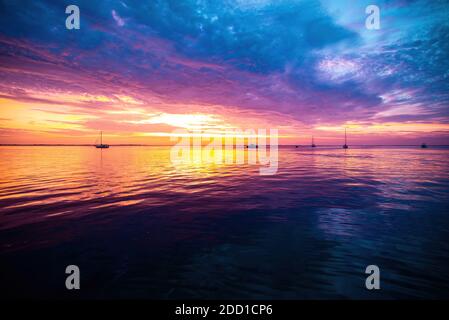 Sonnenaufgang im Meer. Sonnenuntergang am tropischen Strand. Stockfoto