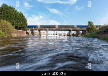 DB Fracht betrieben Güterzug von Drehgestell-Öltanks überqueren Der Fluss Trent bei Newark Stockfoto