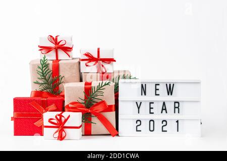 Stapel von schönen Geschenk-Boxen auf weißem Hintergrund. Festliches Neujahrskonzept. Stockfoto