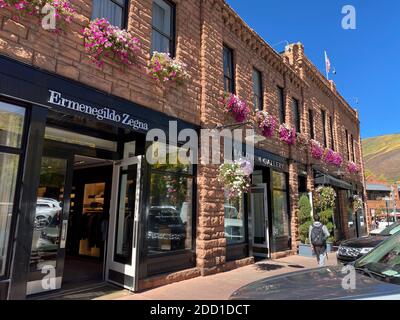 Aspen, CO / USA - 28. September 2020: Nahaufnahme des Einkaufsgebäudes in Aspen mit Autos und Touristen Stockfoto