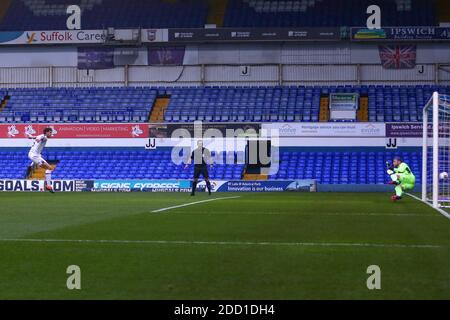 Oliver Norburn von Shrewsbury Town scores a Penalty, 0-1 - Ipswich Town V Shrewsbury Town, Sky Bet League One, Portman Road, Ipswich, UK - 21. November 2020 nur zur redaktionellen Verwendung - es gelten die Einschränkungen von DataCo Stockfoto