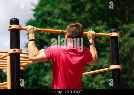 Mann im Park trainieren Stockfoto