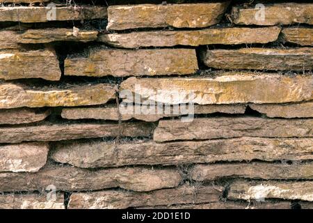 Abstrakte Hintergrundstruktur einer Wand aus gestapelten natürlichen flach Steine für Pflaster Stockfoto