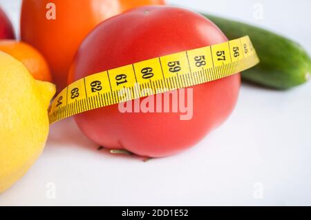 Stillleben: Gemüse und Obst, und ein Zentimeter in der Nähe von ihnen. Gesunde Ernährung Stockfoto