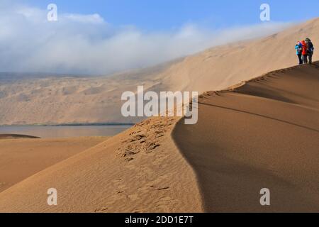 Touristen auf einem Sanddünenrücken. Badain Jaran Wüste-Innere Mongolei-China-1132 Stockfoto