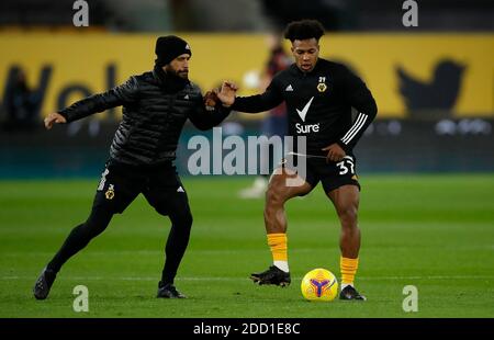Wolverhampton Wanderers' Adama Traore (rechts) Aufwärmen vor dem Premier League-Spiel in Molineux, Wolverhampton. Stockfoto