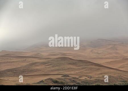 Am frühen Morgen nebliges Licht über der Badain Jaran Wüste. Innere Mongolei-China-1136 Stockfoto