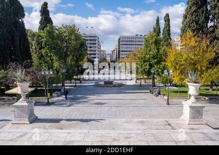 Athen Griechenland, 19. November 2020. Syntagma Platz leer, COVID 19 Lockdown, blauer Himmel Hintergrund, sonniger Tag. Stockfoto