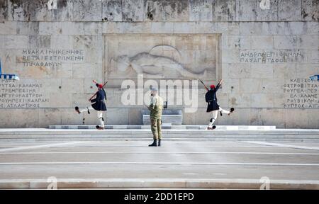 Athen Griechenland, 19. November 2020. Präsidentengarde tragen COVID 19 Schutzmaske am unbekannten Soldatengrab vor dem griechischen Parlament Stockfoto