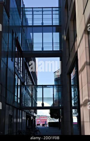 Oslo, Norwegen - 29. August 2020: Schmale Straße mit Glasbrücken in einem modernen Teil von Oslo. Stockfoto