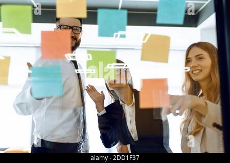 Kollegen aus dem Unternehmen führen bei der Arbeit ein Brainstorming mit Haftnotizen durch Stockfoto