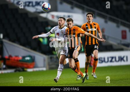 Stephen Walker #11 von Milton Keynes Dons und Reece Burke #5 von Hull City konkurrieren um den Ball Stockfoto