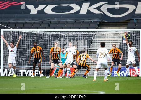 Milton Keynes Dons appelliert für einen Handball während des Spiels Gegen Hull City Stockfoto