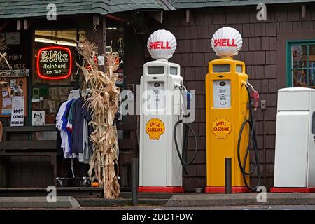 Ein Paar antiker, alter Benzinpumpen, die vor einem Landladen im ländlichen Oregon sitzen. Die Pumpen verkauften einst Shell Gasoline. Stockfoto