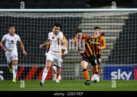 Richard Smallwood #6 von Hull City und Scott Fraser #10 Von Milton Keynes Dons konkurrieren um den Ball Stockfoto