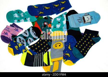 Viele farbige Socken isoliert auf dem weißen Hintergrund. Stockfoto