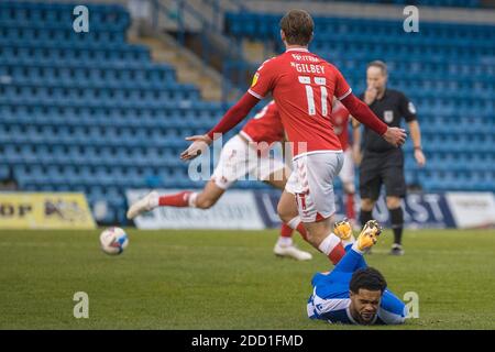 Alex Gilbey #11 von Charlton Athletic hält die Arme aus Als Robert Lewis (Referee) seine Pfeife und Trae Coyle bläst #11 von Gillingham auf dem Boden Stockfoto