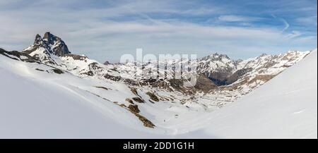 Person Wandern mit Midi d'Ossau Südseite Gipfelblick aus Aneou Zirkus, Pyrenäen Nationalpark, Frankreich Stockfoto