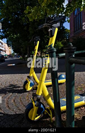 Oslo, Norwegen - 29. August 2020: Elektrische gelbe Kick Fahrräder zu vermieten auf den Straßen von Oslo. Stockfoto