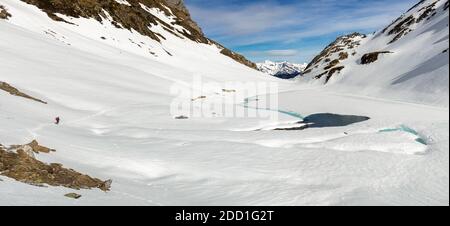 Person Wandern am Lhurs See, Lescun Zirkus, französisch pyrenäen Stockfoto