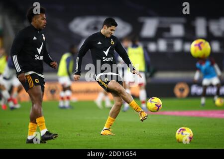 Wolverhampton Wanderers' Adama Traore (links) und Raul Jimenez (Mitte) wärmen sich vor dem Premier League-Spiel in Molineux, Wolverhampton, auf. Stockfoto