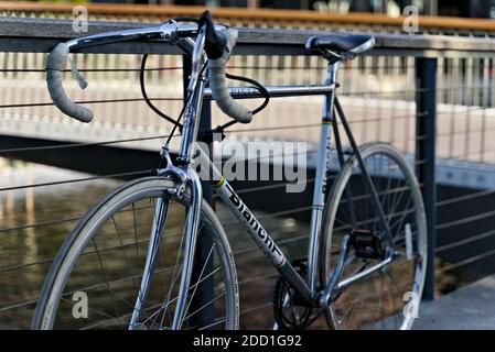 Oslo, Norwegen - 29. August 2020: Retro Bianchi Track Rennrad in Chrom, geparkt am Wasser. Stockfoto