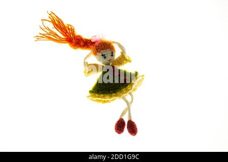 Gestrickte Puppe mit roten Haaren isoliert auf weißem Hintergrund. Stockfoto