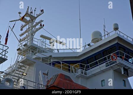 Oslo, Norwegen - 29. August 2020: Die Brücke mit Rettungsboot, Antennen und Radar eines großen Frachtschiffes. Stockfoto