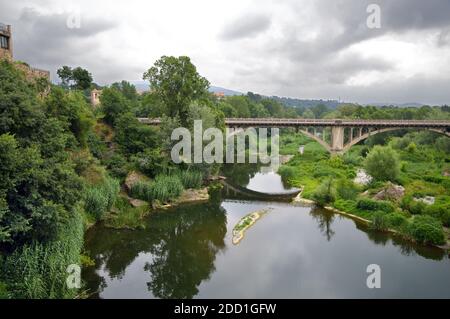 Besalú, eine Stadt in der Comarca Garrotxa, in Girona, Katalonien, Spanien, ist als historisches nationales Eigentum bezeichnet. Hier ist die Straßenbrücke dargestellt. Stockfoto