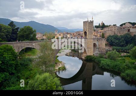 Besalú, eine Stadt in der Comarca von Garrotxa, Katalonien, Spanien, ist als historisches nationales Eigentum bezeichnet. Hier ist die Brücke aus dem 12. Jahrhundert zu sehen. Stockfoto