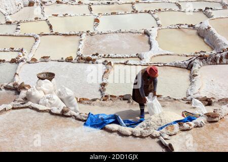 Salinas de Maras Salz Verdampfung Teichen entlang der Hänge des Berges Qaqawiñay, in der Urumbamba Tal, Region Cusco, Peru Stockfoto